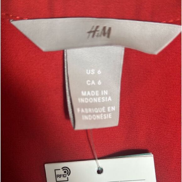 NWT H&M Red Button Front Semi Sheer Short Sleeve Top Size 6 📦 - Picture 3 of 8